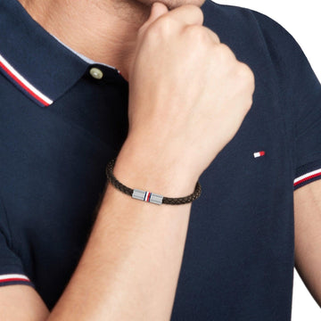 Ανδρικό βραχιόλι Tommy Hilfiger δερμάτινο σε καφέ χρώμα με πλεκτό σχέδιο.